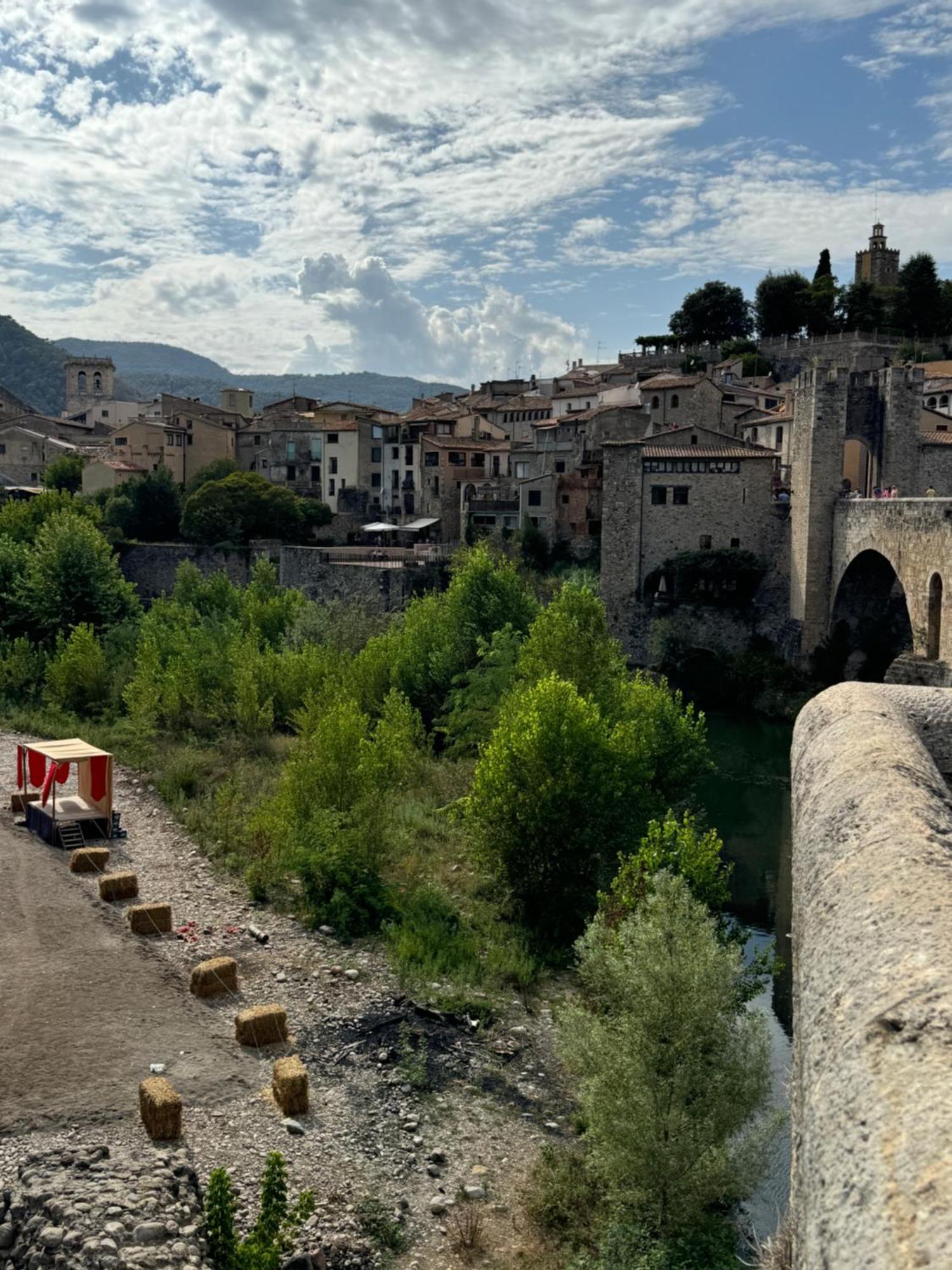 Besalu Pont Vell Apartment ภายนอก รูปภาพ
